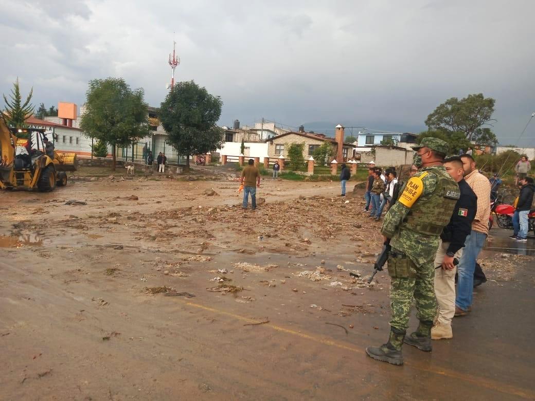 Con el apoyo de retroexcavadoras se retiró escombro y granizo de las vías de comunicación por parte de la Dirección de Obras del municipio.