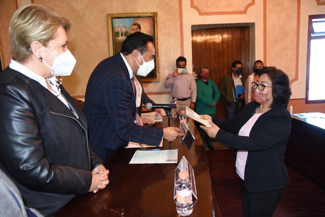 Alcalde Corichi reconoce a personal
