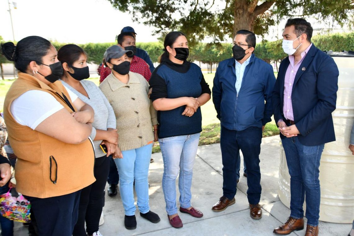 El presidente municipal Salvador Santos Cedillo, hizo entrega de un tinaco para el desarrollo del proyecto de “Huertos Escolares” que se implementará en esta institución.