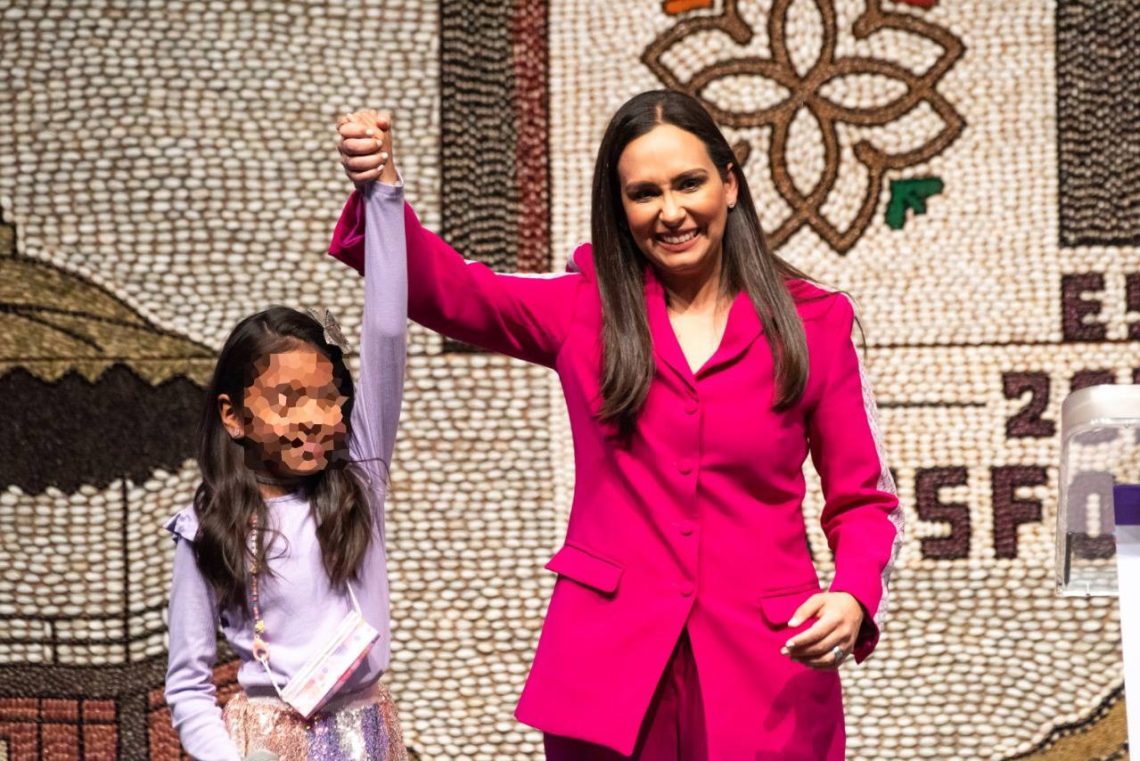 La presidenta honorífica del Sedif, Mariana Espinosa de los Monteros presentó su primer informe de actividades, tal como lo realizan sus homólogas en el país