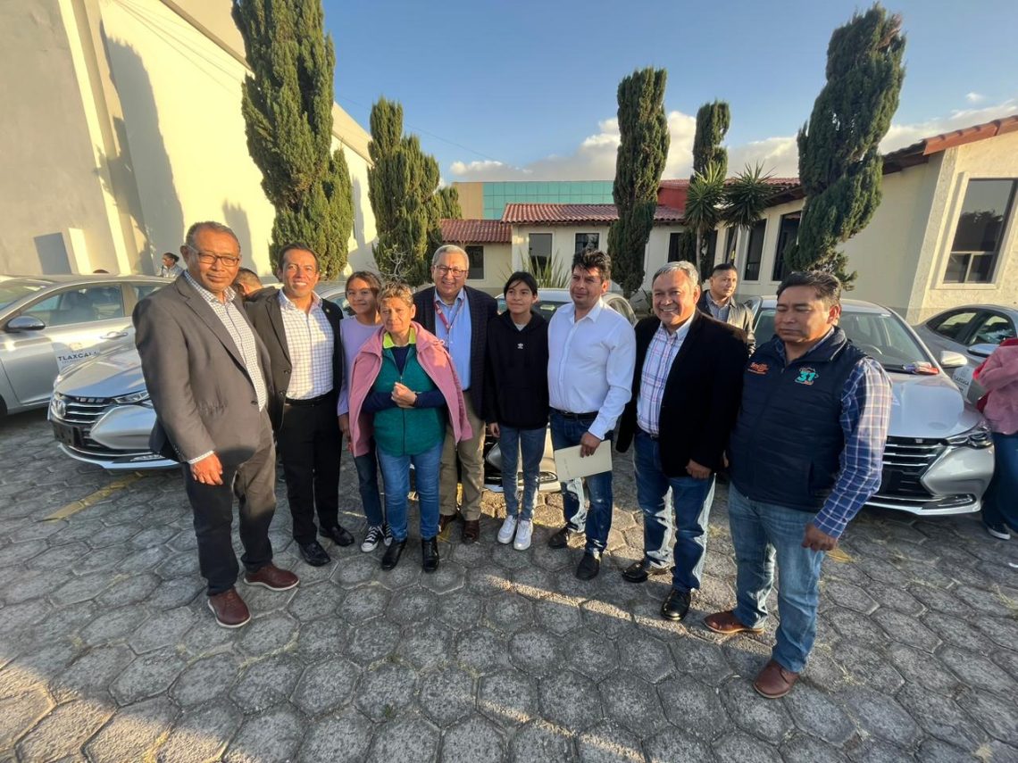 Entrega Cutberto Chávez al magisterio una ambulancia y 30 automóviles